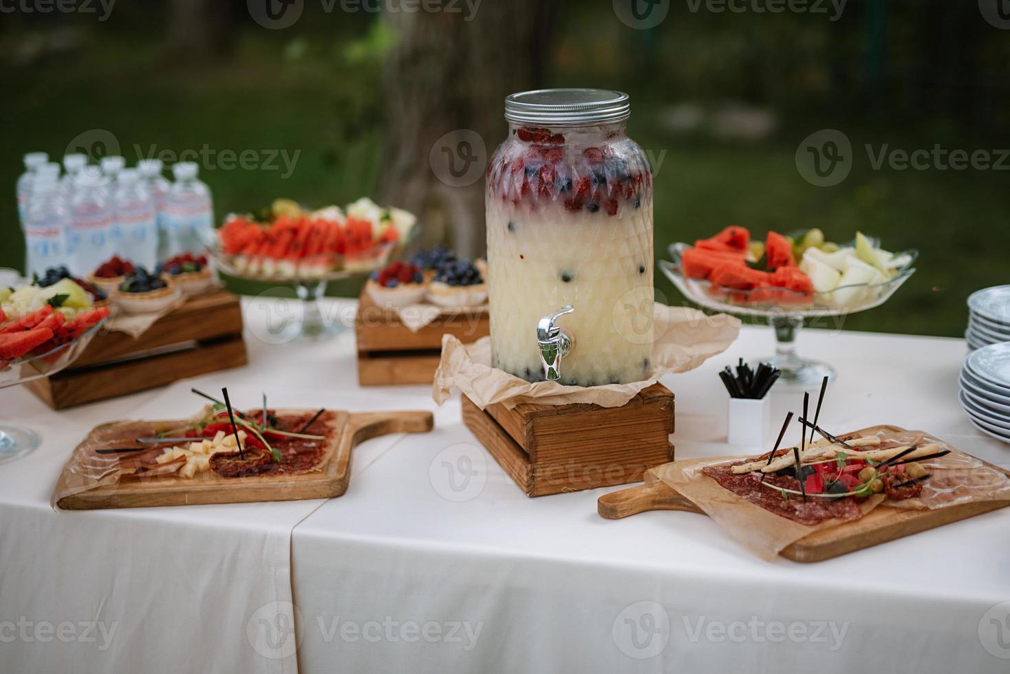 buffet di benvenuto con alcolici e snack foto