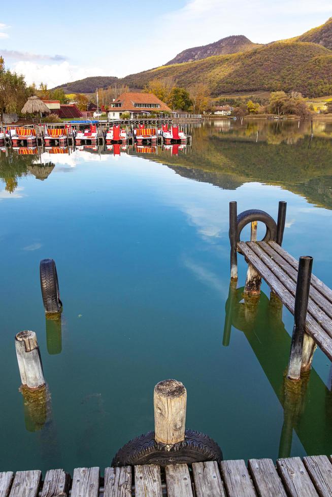 Caldaro, Sud tirolo, Italia -14 novembre 2022 lago caldaro naturale bagnarsi lago nel autunno Visualizza a partire dal atterraggio palcoscenico di pedale barca noleggio foto