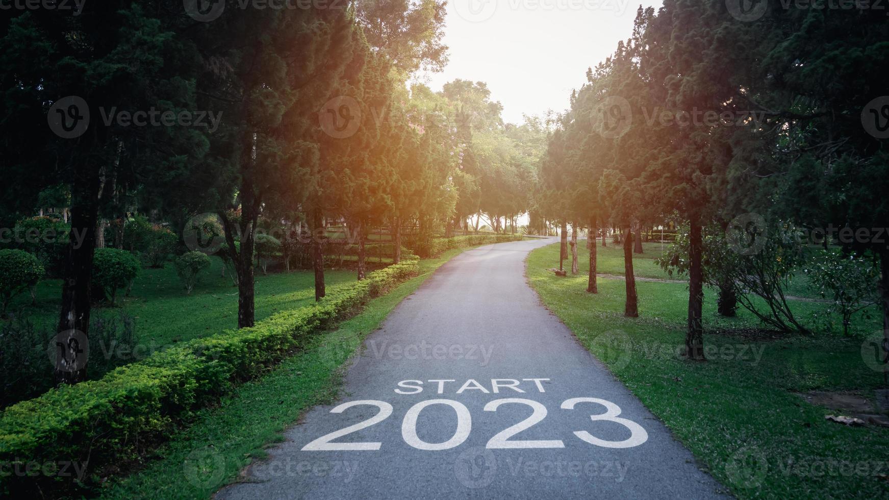 contento nuovo anno 2023,2023 simboleggia il inizio di il nuovo anno. il lettera inizio nuovo anno 2023 su il strada nel il natura giardino parco avere albero ambiente ecologia o verdura sfondo concetto. foto