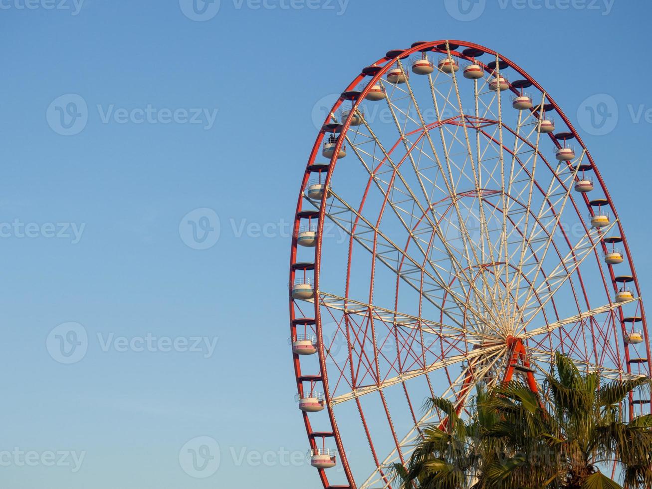 Ferris ruota contro il cielo. divertimento parco su il mare. riposo zona. Ferris ruota. foto