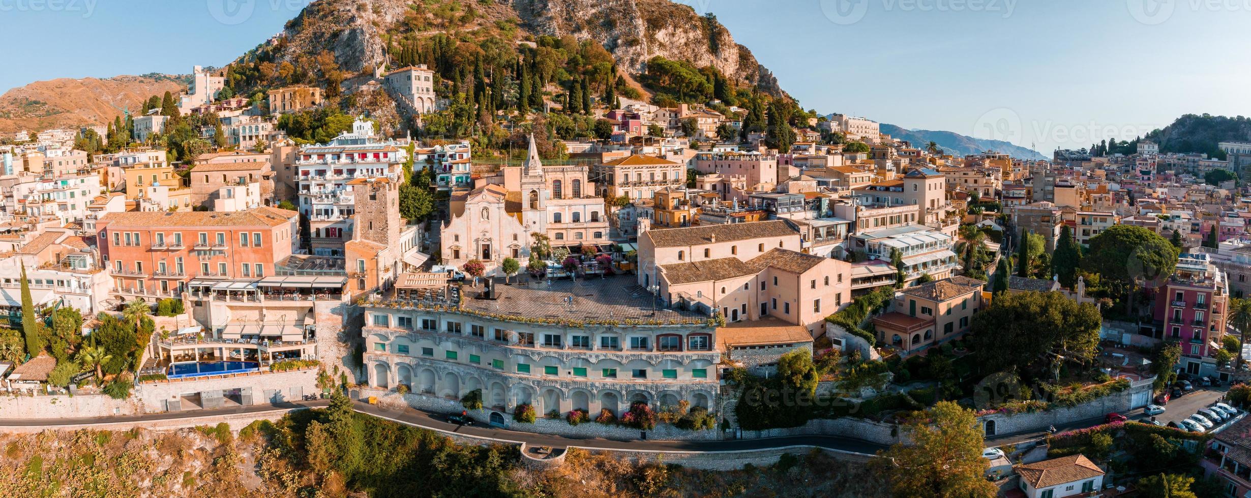 bellissimo aereo Visualizza di il taormina cittadina nel sicilia, Italia. foto