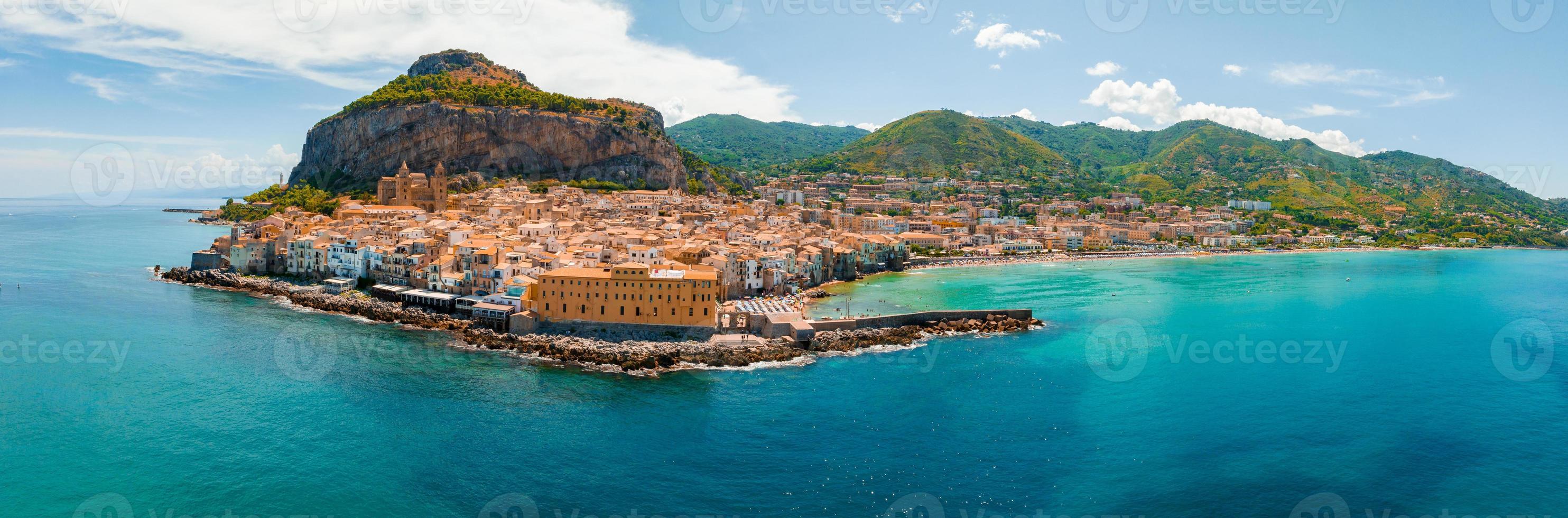 aereo panoramico Visualizza di il cefalù, medievale villaggio di sicilia isola foto