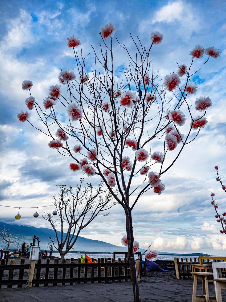 albero con carta fiori di il spiaggia foto