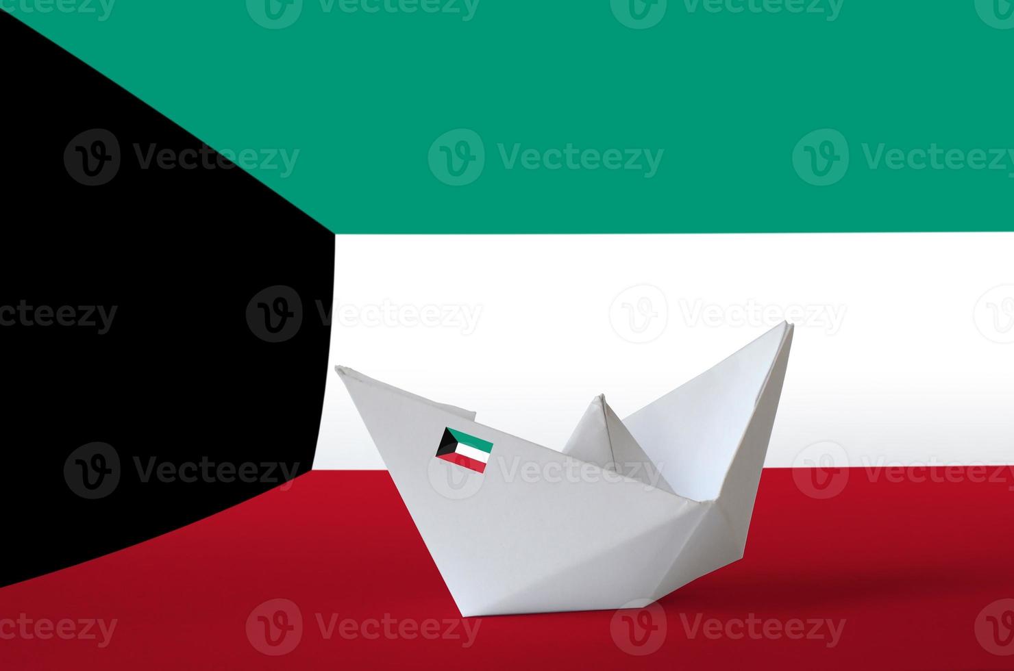 Kuwait bandiera raffigurato su carta origami nave avvicinamento. fatto a mano arti concetto foto