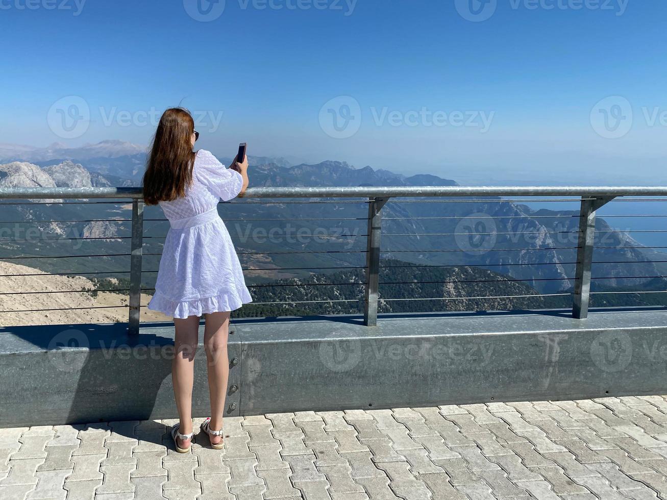 giovane donna seduta su il ponte e guardare per natura paesaggio foto