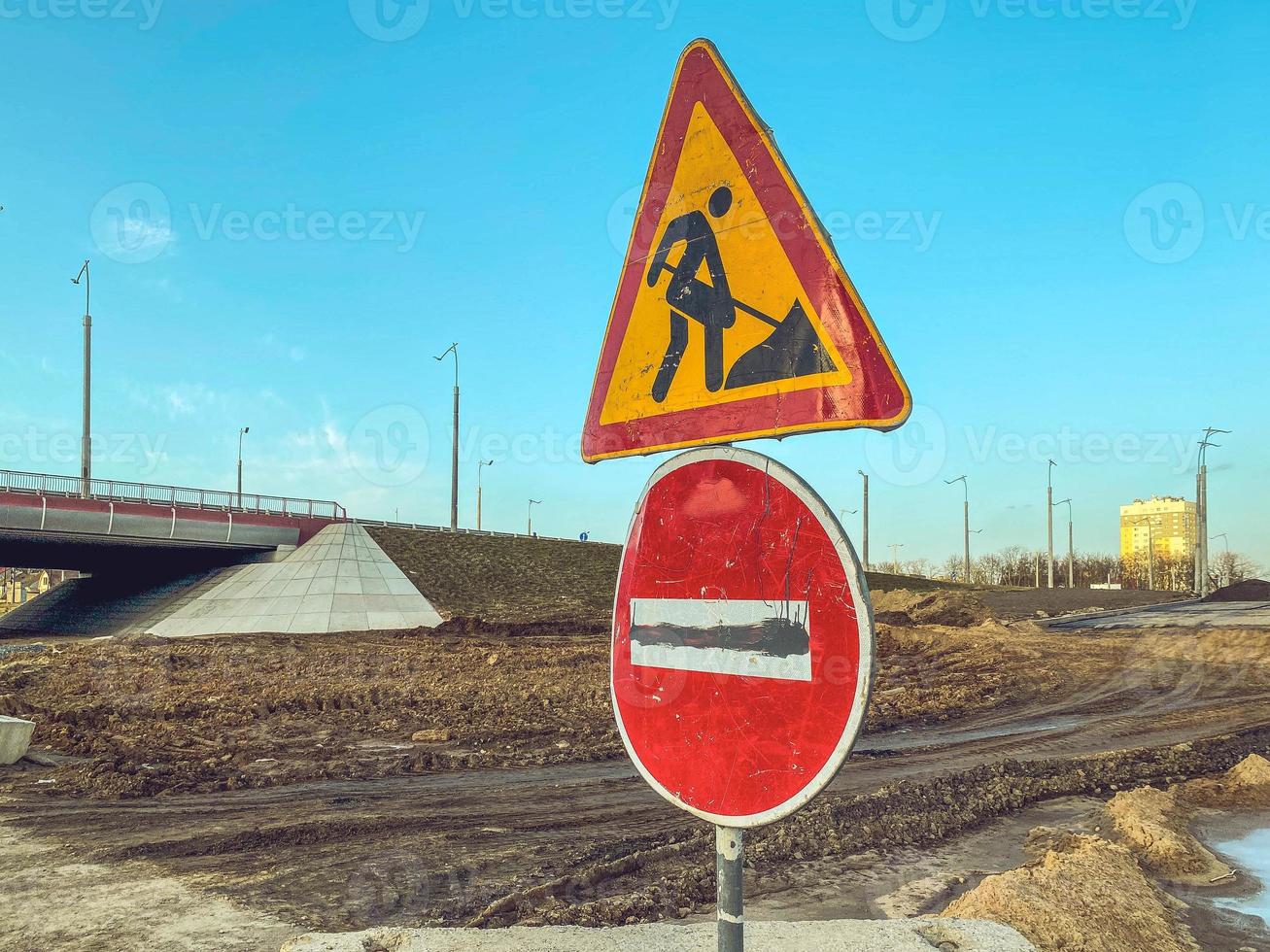 divieto segni per macchine a un' costruzione luogo. temporaneo cartello indicando un' costruzione luogo su il strada. no iscrizione cartello per tutti veicoli foto