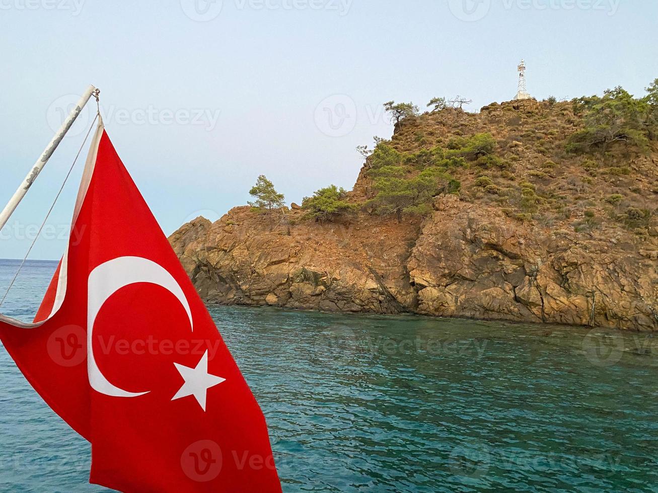 Turco bandiera su nave nel mare con lungomare a sfondo, Istanbul, tacchino foto