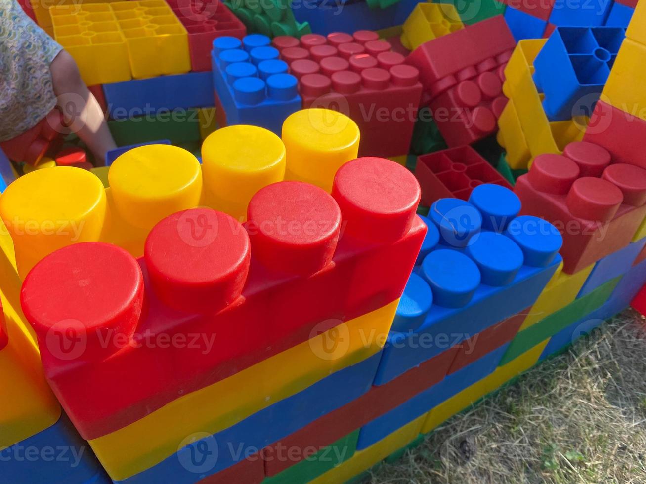 grande multicolore bellissimo figli di educativo giocattolo costruttore per costruzione su il terreno di gioco foto