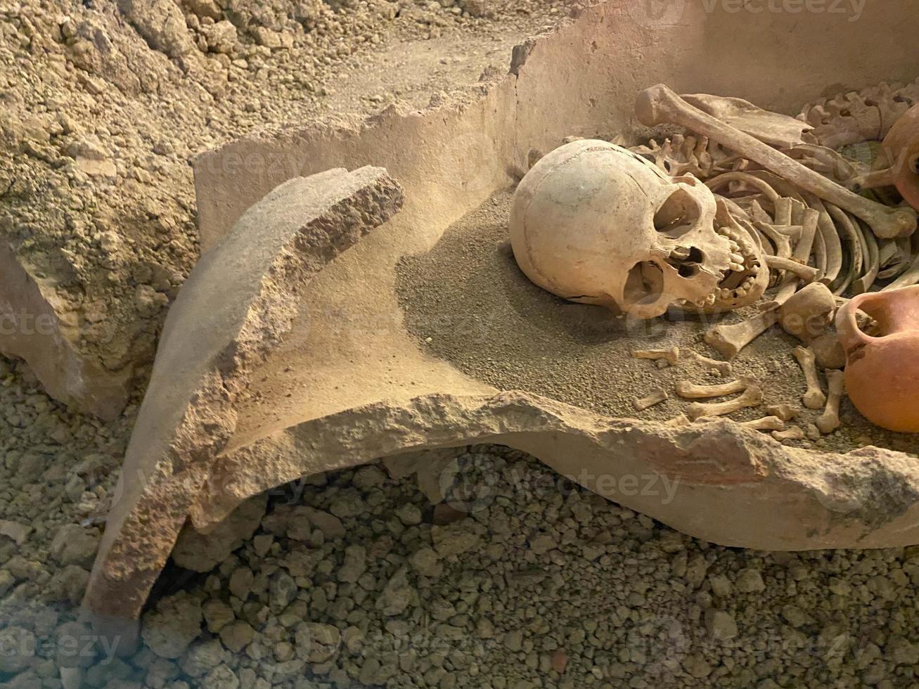 cranio e ossatura scavato nel il fossa con vecchio legni, concetto Halloween giorno foto