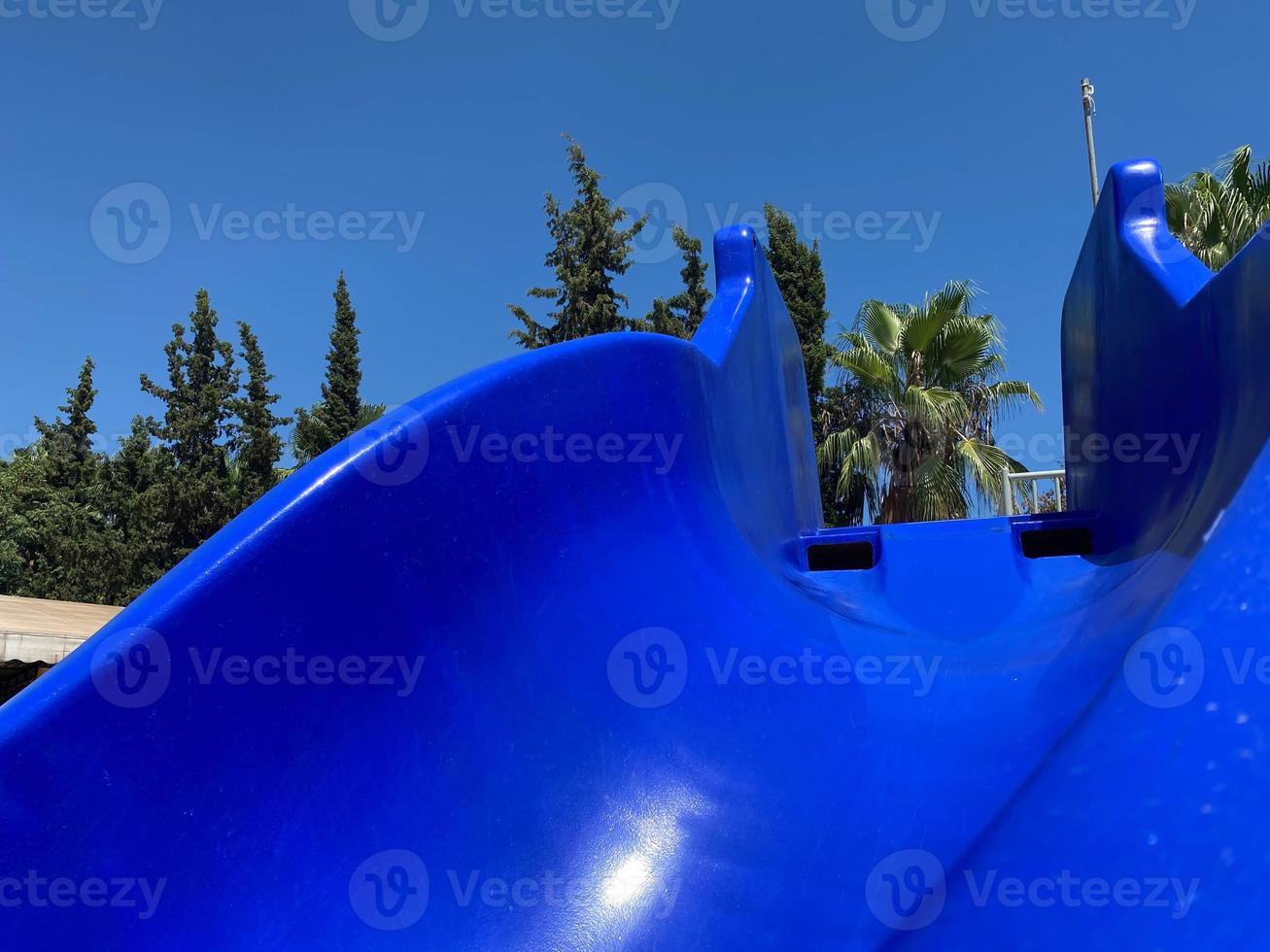plastica acqua diapositiva nel un' acqua parco per immersione nel un' tropicale Hotel per rilassamento foto
