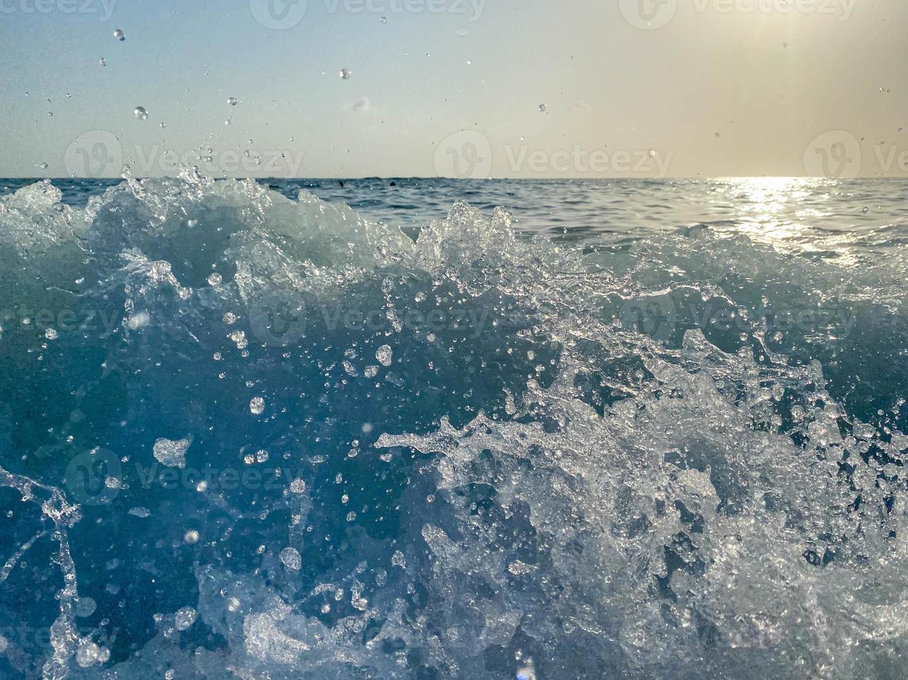 onde, spruzzi di acqua su il spiaggia a il mare su vacanza nel un' turista caldo orientale tropicale nazione meridionale Paradiso ricorrere su vacanza. il sfondo foto