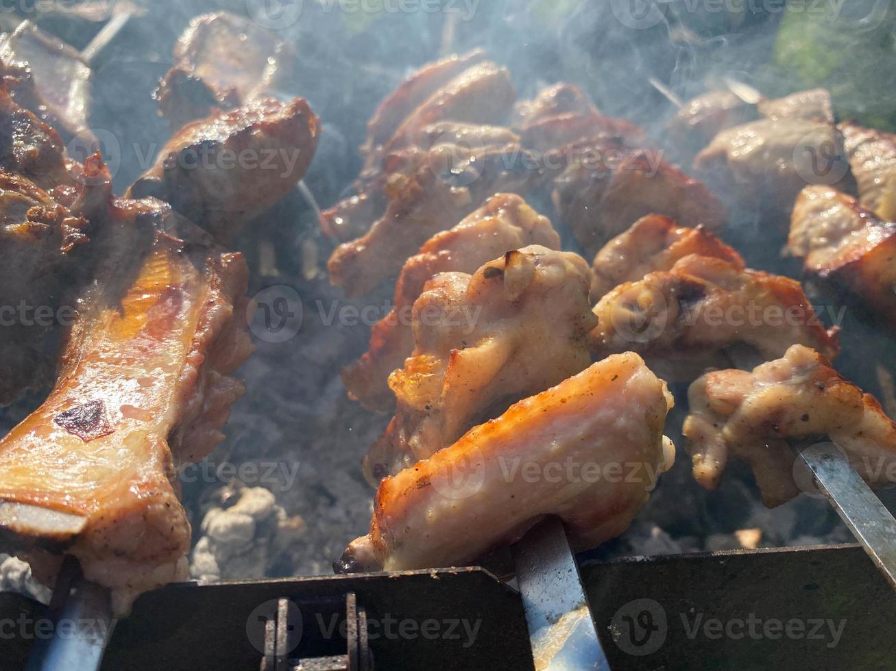 kebab, pollo Ali, agnello, Maiale, Patata su spiedo. succoso delizioso shish kebab su spiedini. al forno patate, funghi, insalate e salse. barbecue. caucasico cucina foto