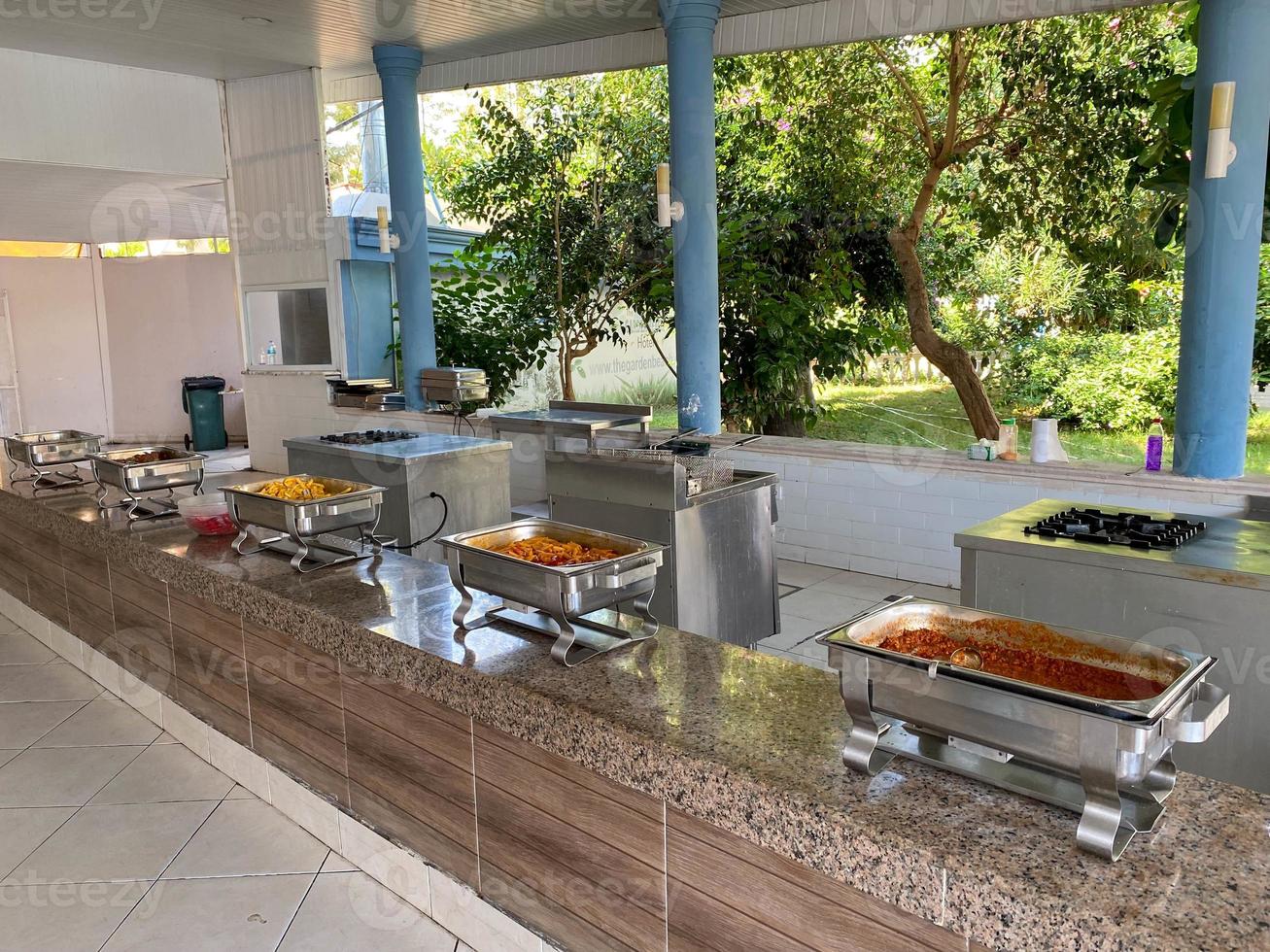tutto incluso buffet cibo nel riscaldamento vassoi nel Hotel ristorante con uova con spinaci per prima colazione foto