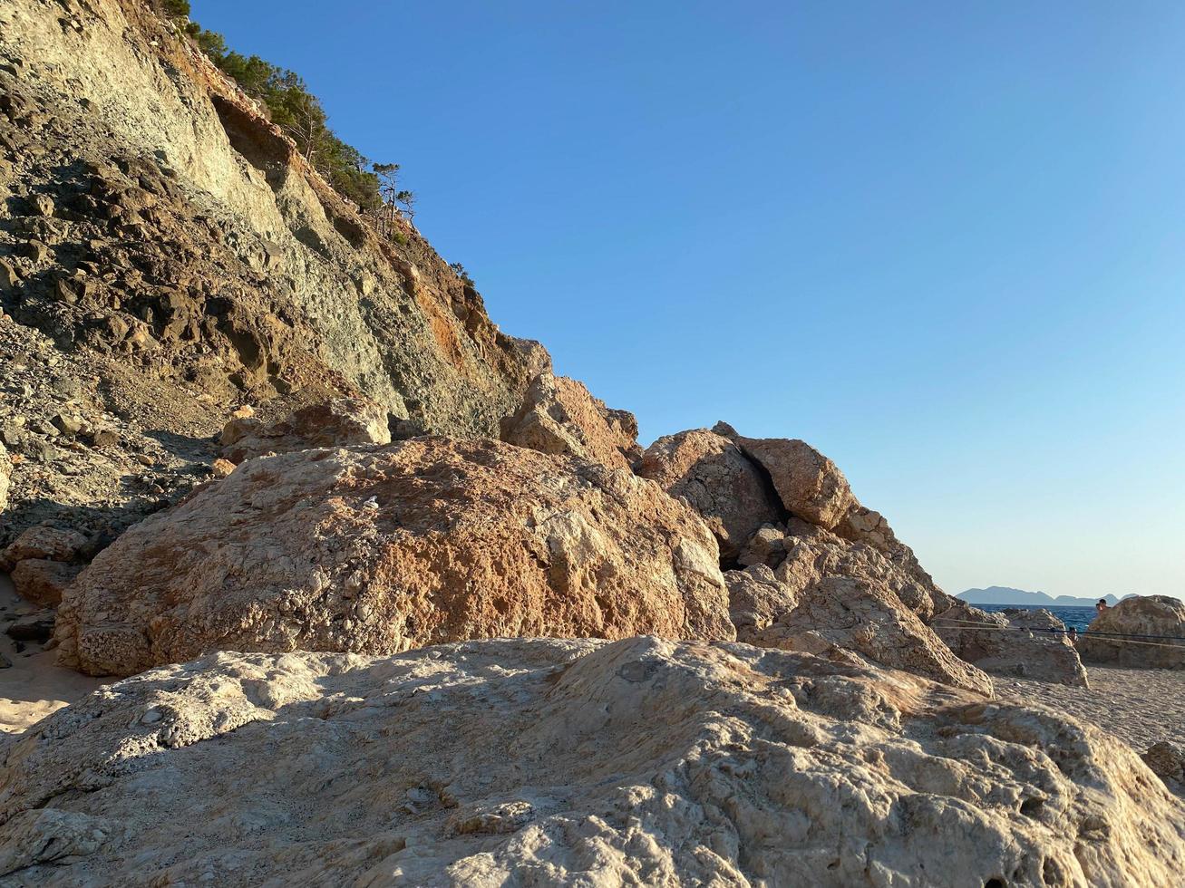 sabbia pietra, grande sabbioso roccia nel autunno a tramonto foto