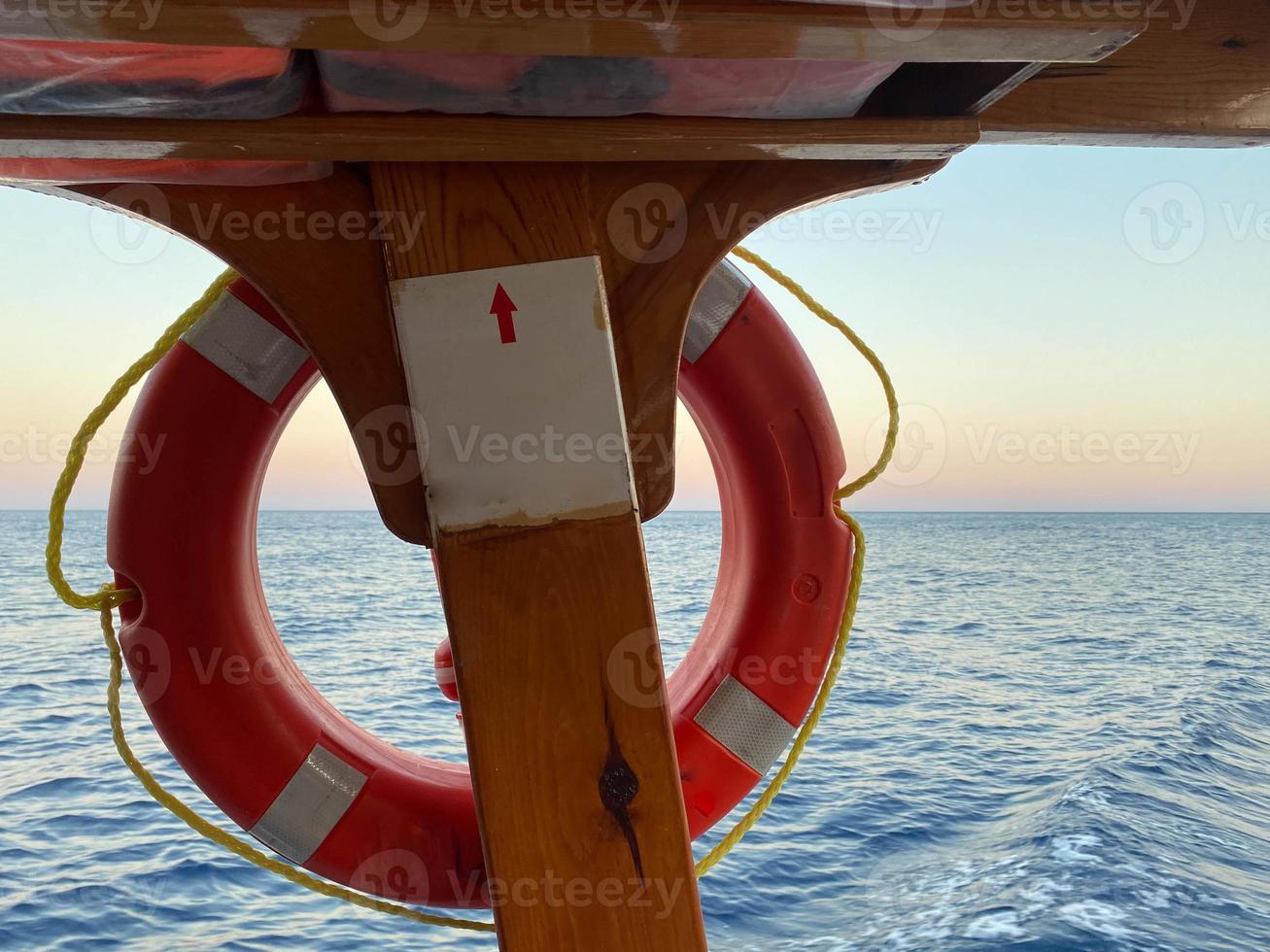 salvare rosso salvagente su vela e blu cielo mare foto