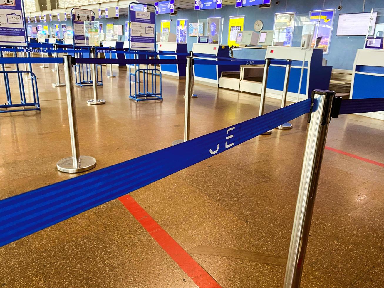 separazione di passeggeri flussi a il aeroporto. covid le misure, sicuro distanza di le persone. antivirale le misure, lungo code per tavola il aereo foto