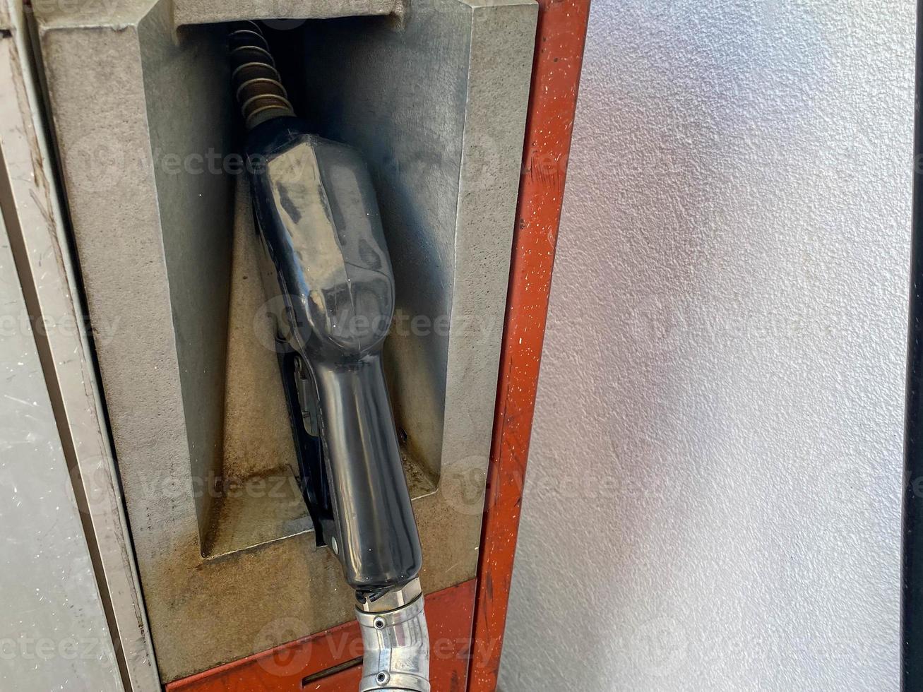 Riempimento colorato pistole a un' gas stazione per rifornimento carburante un' auto con carburante, benzina, diesel foto