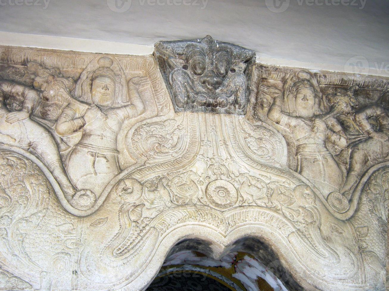 sbalorditivo sollievo su il muri di il tempio di il dente di il Budda nel Kandy, sri lanka foto