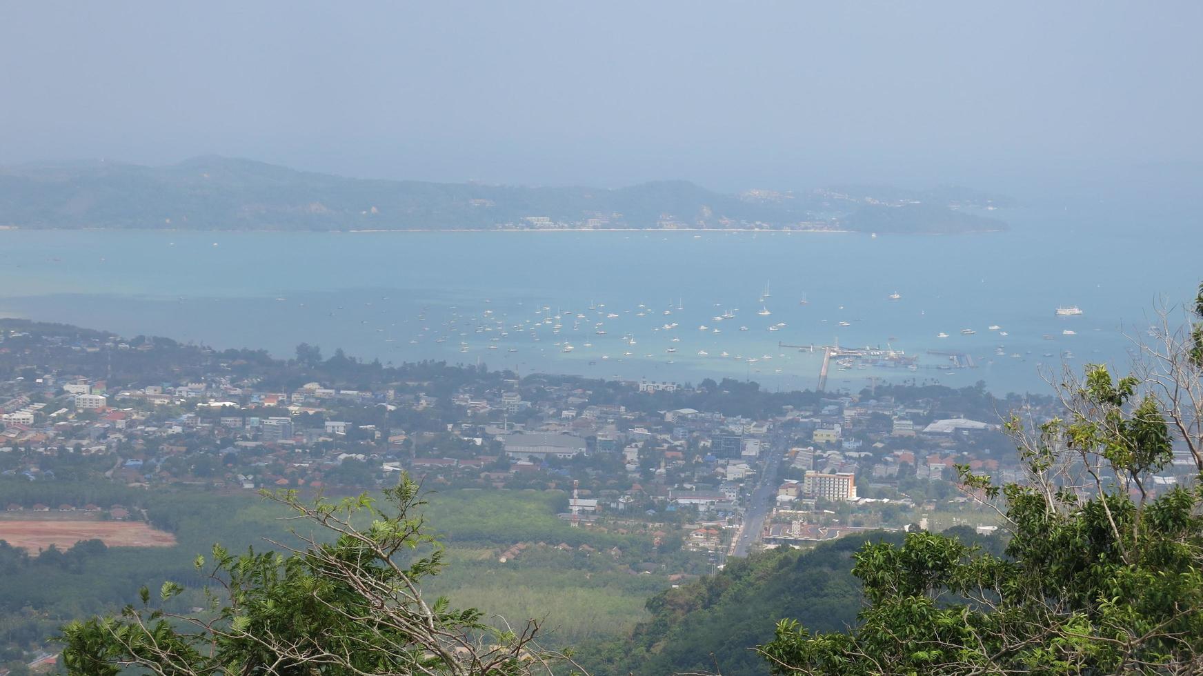 città e il blu mare foto