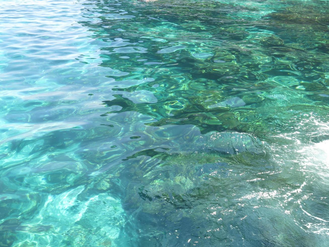 raggio di sole e riflettere su il oceano foto