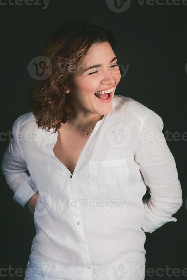 ritratto di giovane, bellissimo sorridente donna con corto Marrone capelli nel il studio foto