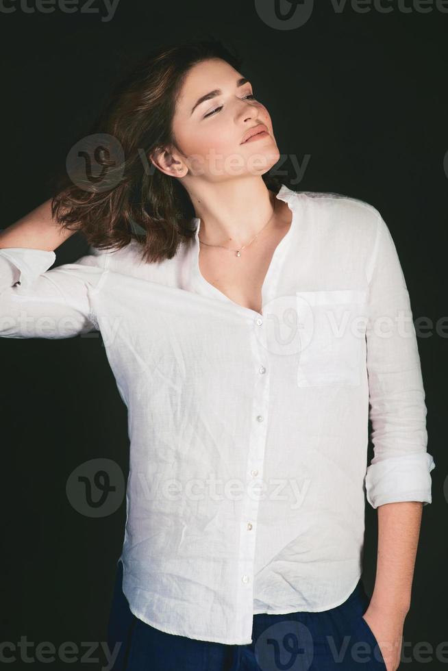 ritratto di giovane, bellissimo sorridente donna con corto Marrone capelli nel il studio foto