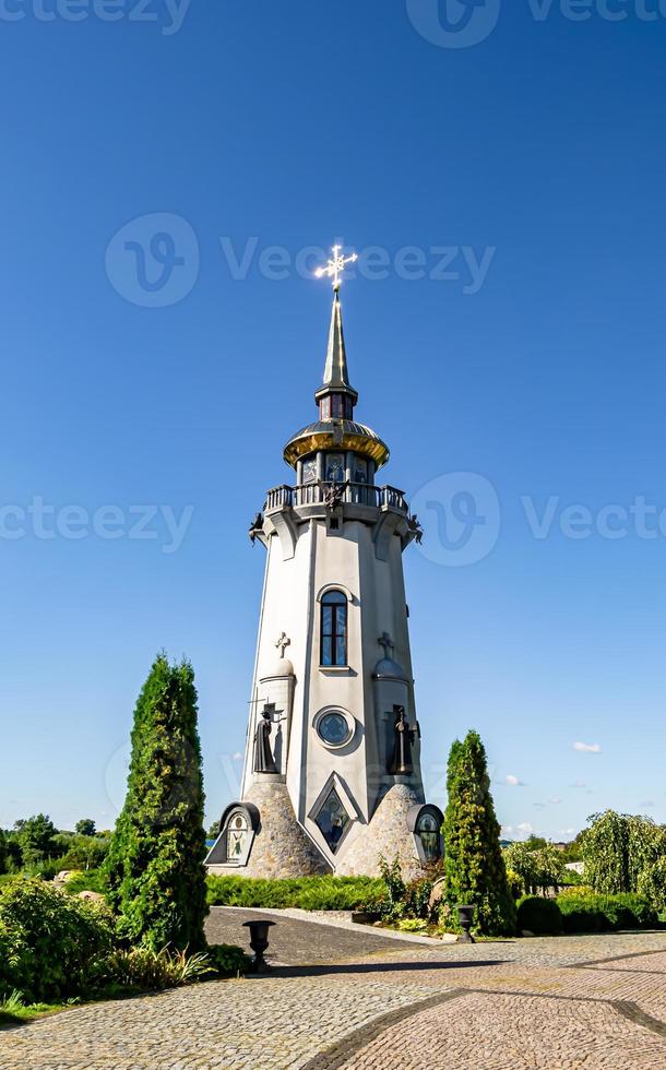 chiesa cristiana croce nell'alta torre del campanile per la preghiera foto