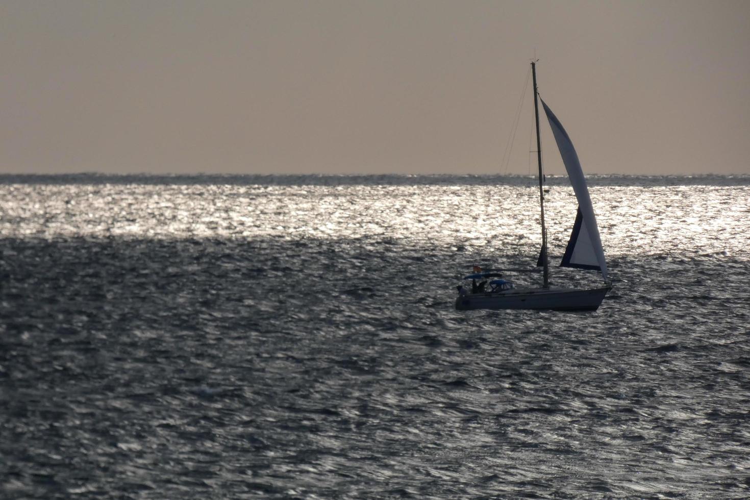 barca a vela andare in barca nel il mediterraneo mare, calma acque foto