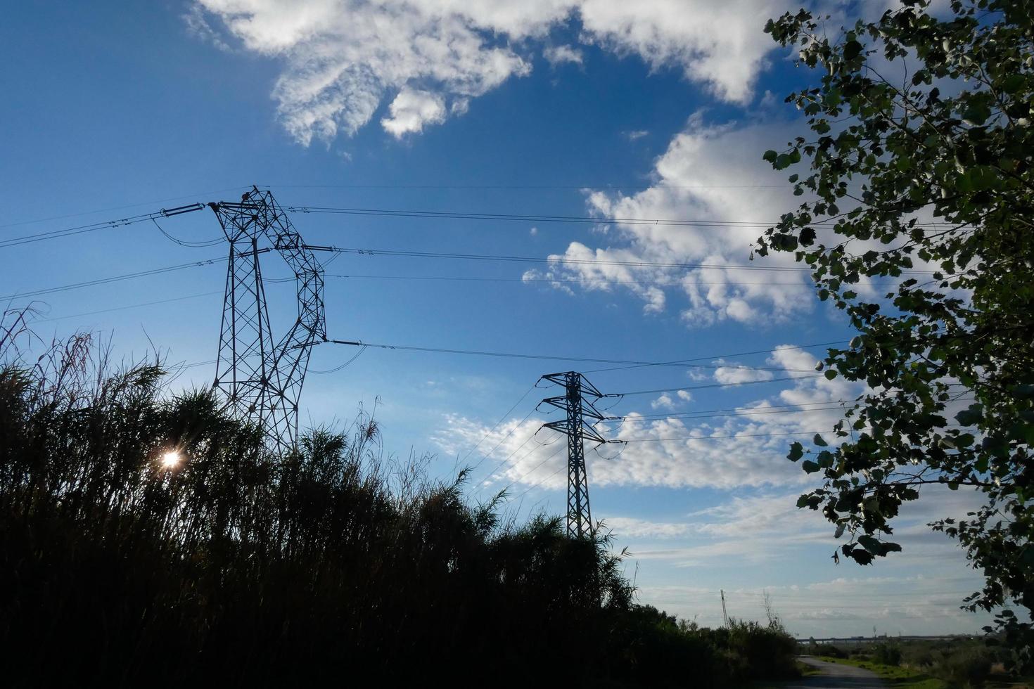 metallo torri, ingegneria lavori quello supporto il rame cavi quello trasportare elettricità. foto