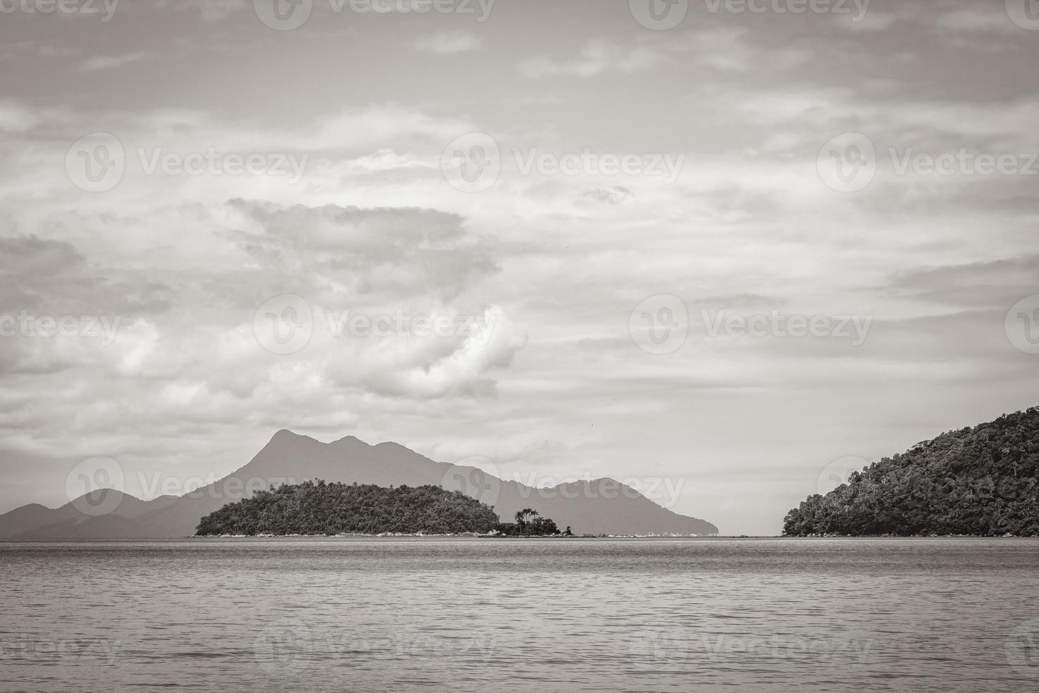 spiaggia di mangrovie e pouso sull'isola tropicale ilha grande brasile. foto