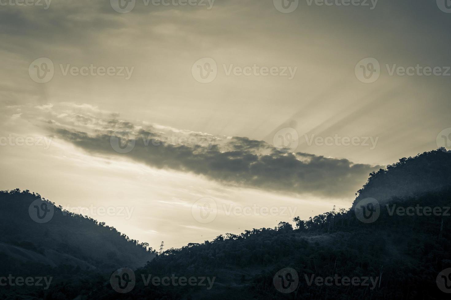 bellissima alba colorata sulle montagne angra dos reis brasile. foto