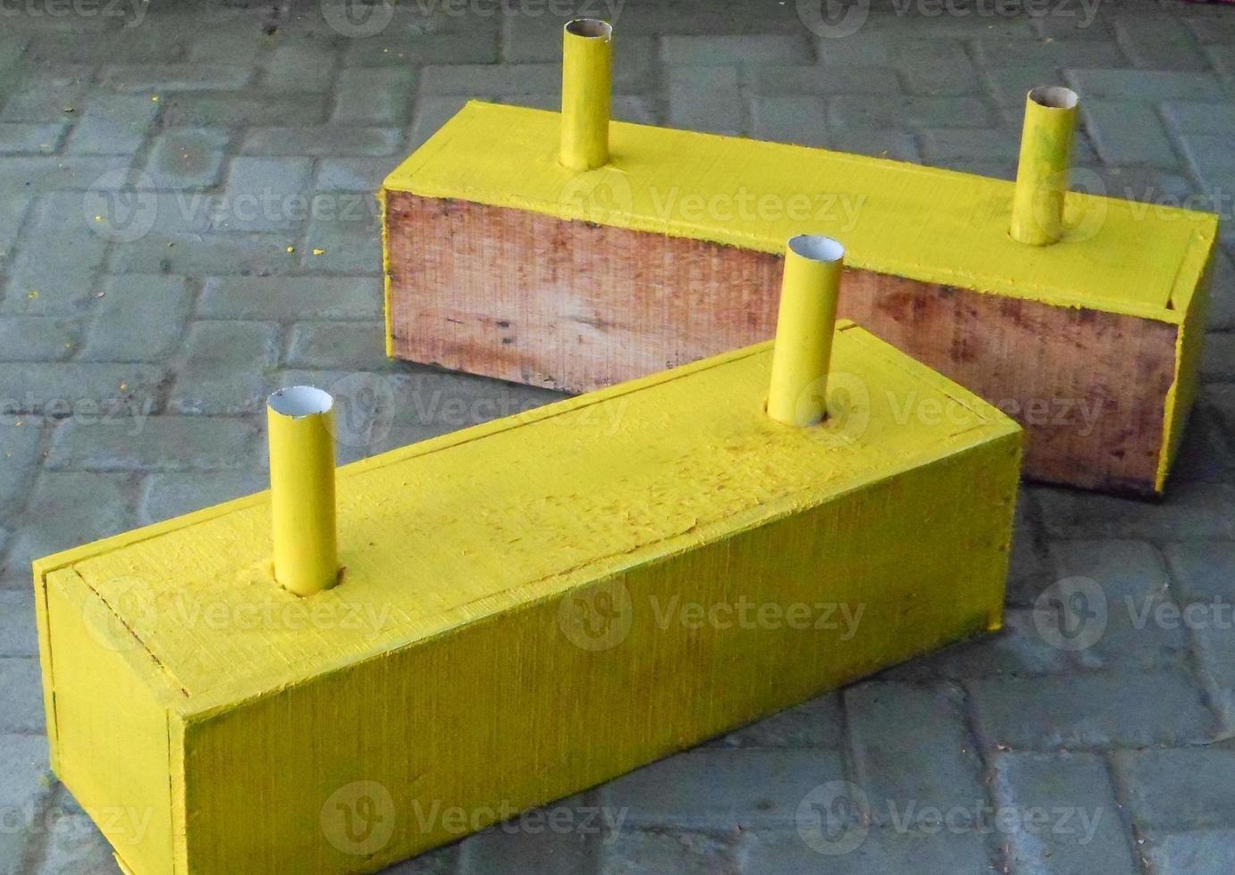 un astratto struttura di giallo bloccare con un' tubo su superiore con un' strada struttura base foto