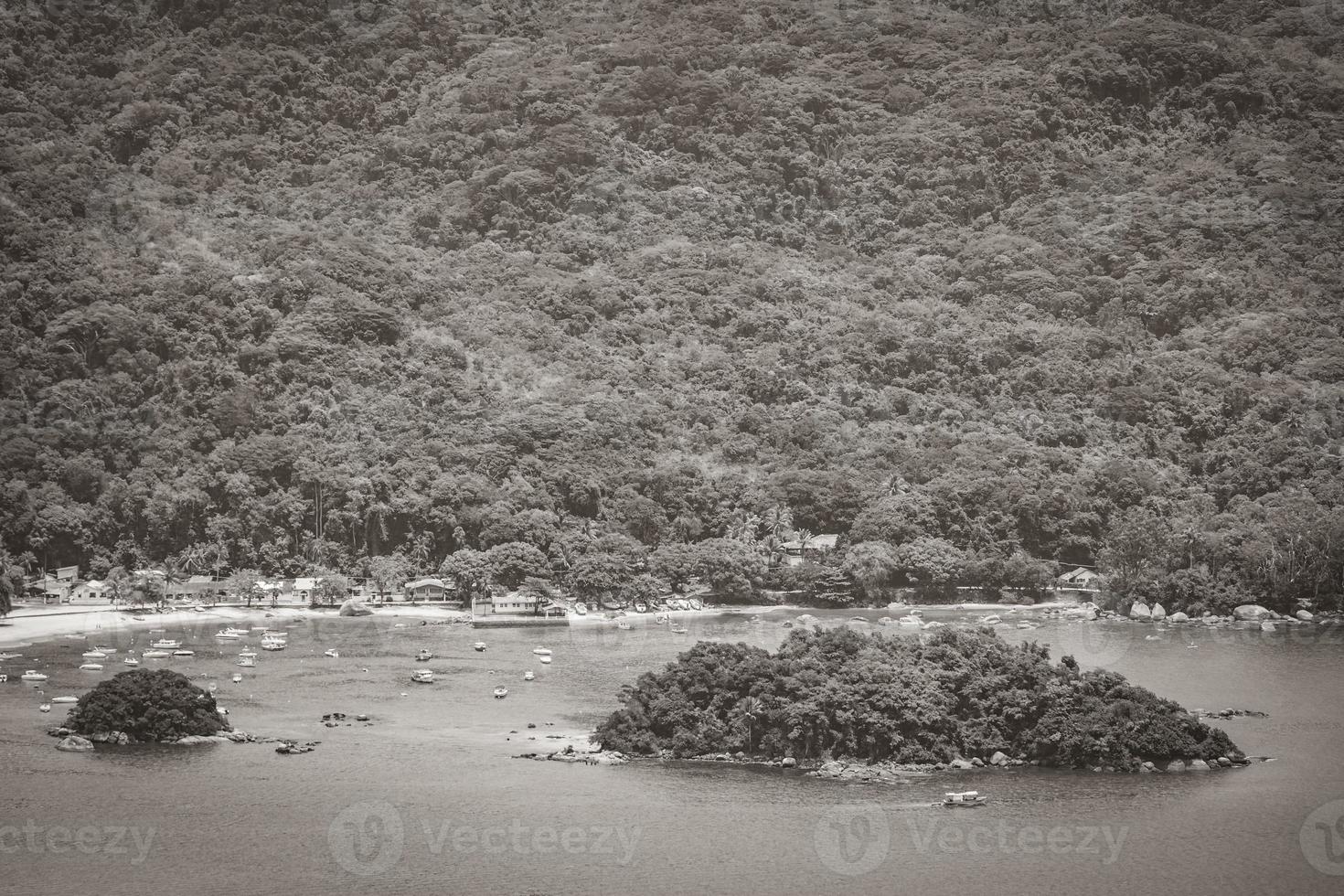 grande isola tropicale ilha grande abraao beach panorama brasile. foto