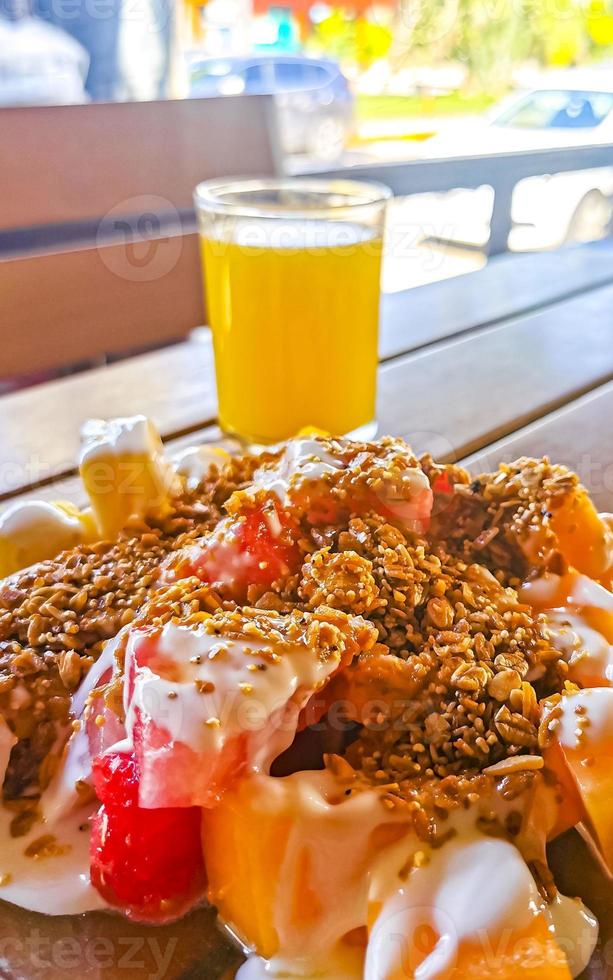 prima colazione a ristorante frutta con fiocchi d'avena arancia succo e caffè. foto