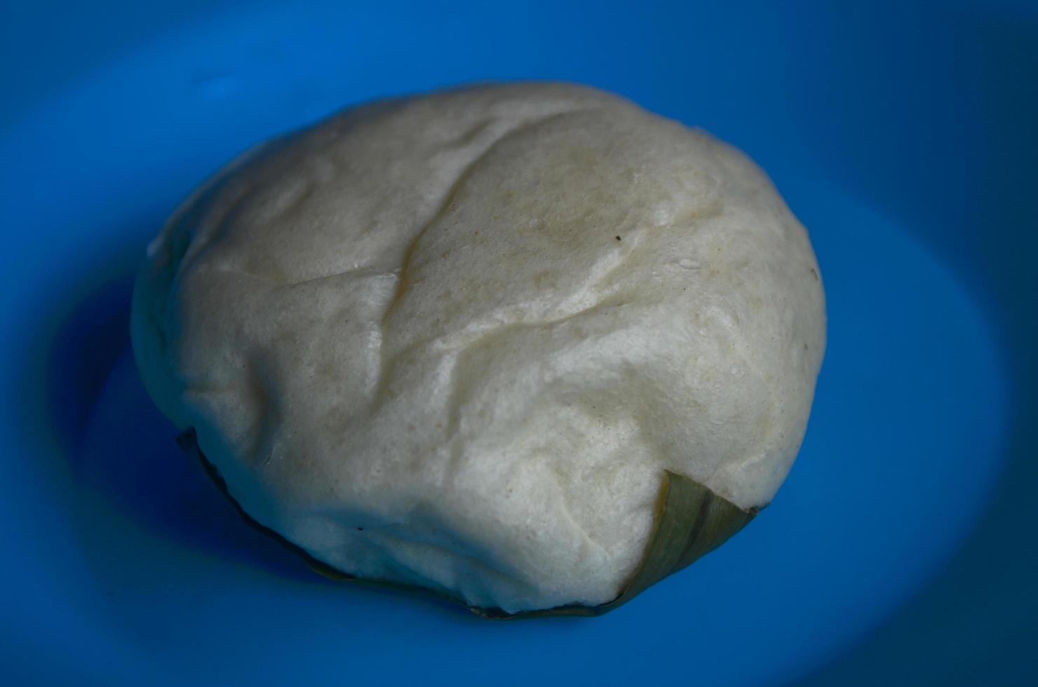 avvicinamento indonesiano cibo chiamato bakpao. asiatico al vapore ciambella con rosso fagiolo incolla Riempimento o bakpao foto