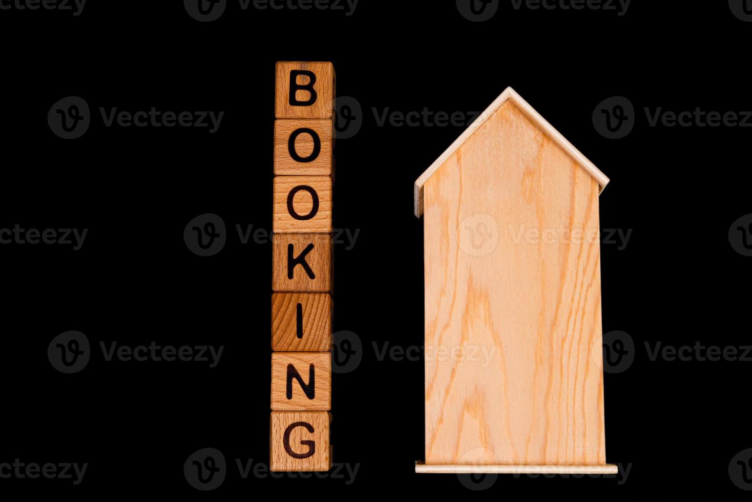 di legno Casa modello con Casa chiavi, di legno cubi con parole affitto vendita , acquistare e prestito. su nero sfondo foto
