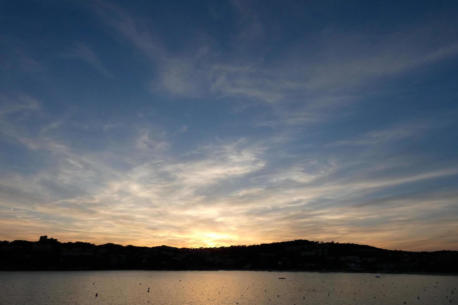 tramonto o Alba, contrasti e luci nel il orizzonte, contrasti foto