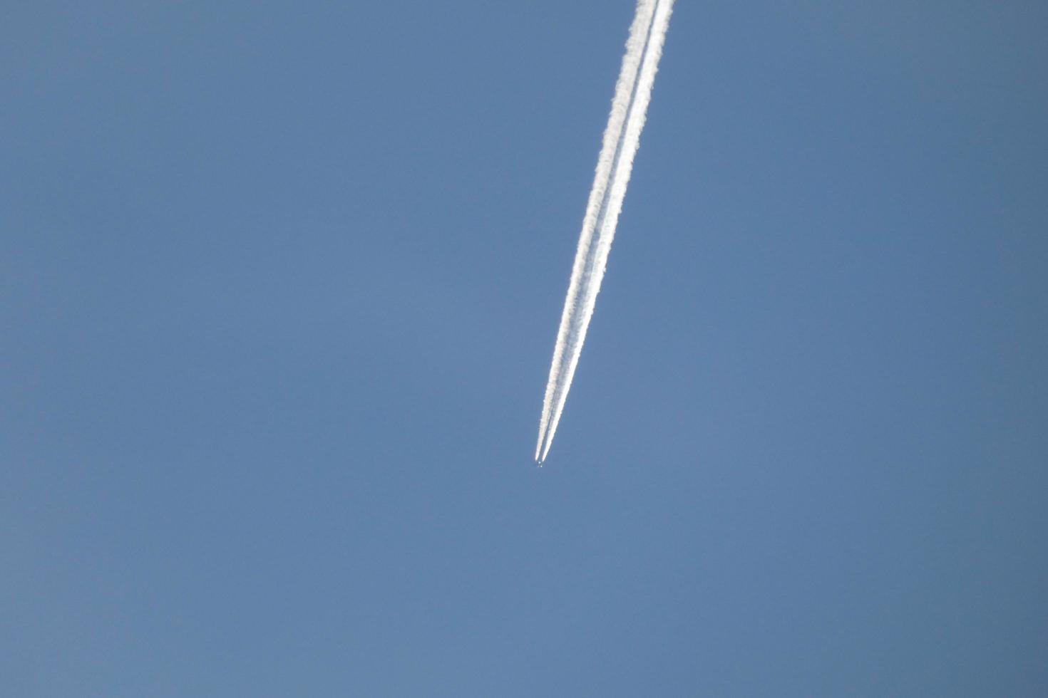 bianca scia di un aereo sotto il blu cielo foto