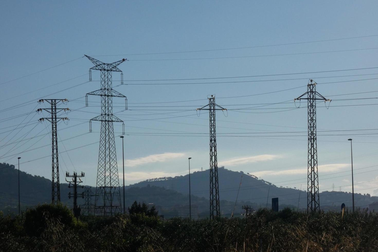 metallo torri, ingegneria lavori quello supporto il rame cavi quello trasportare elettricità. foto