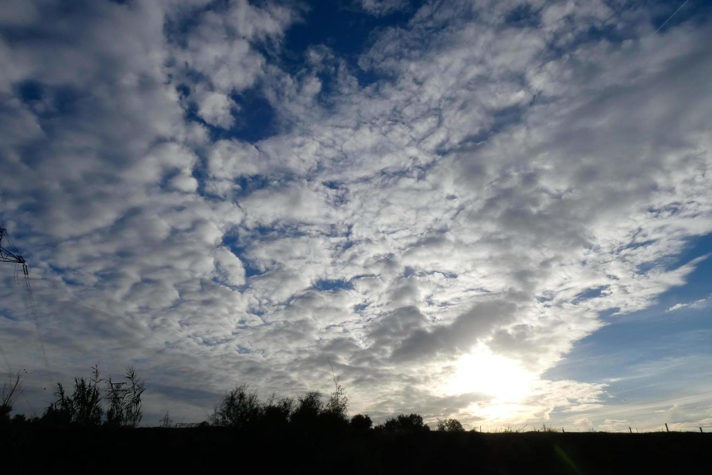 sparpagliato nuvole nel il cielo indicando un' modificare nel tempo atmosferico. foto