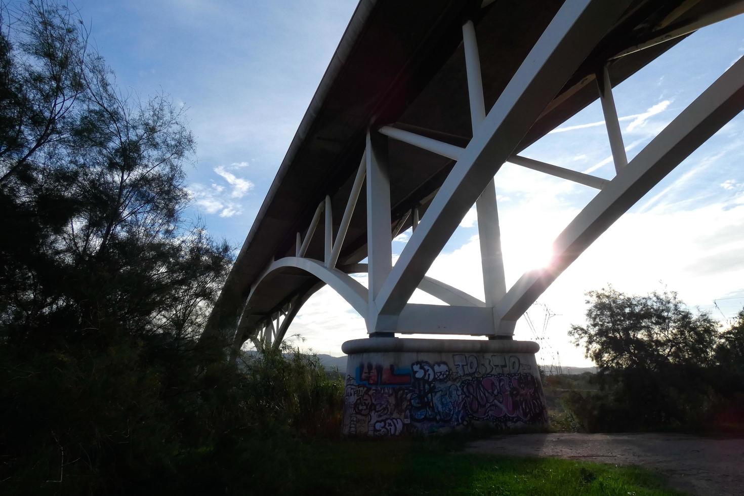 ponte al di sopra di il llobregat fiume, ingegneria opera per il passaggio di macchine, camion e autobus. foto