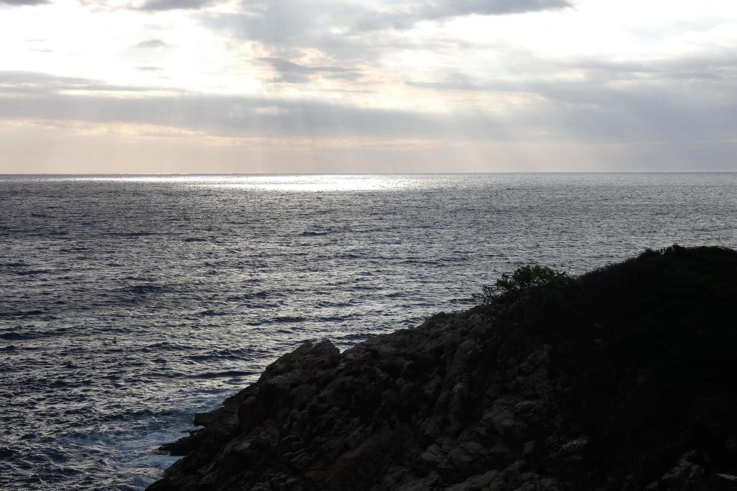 mediterraneo costa con rocce nel il catalano regione, Spagna foto