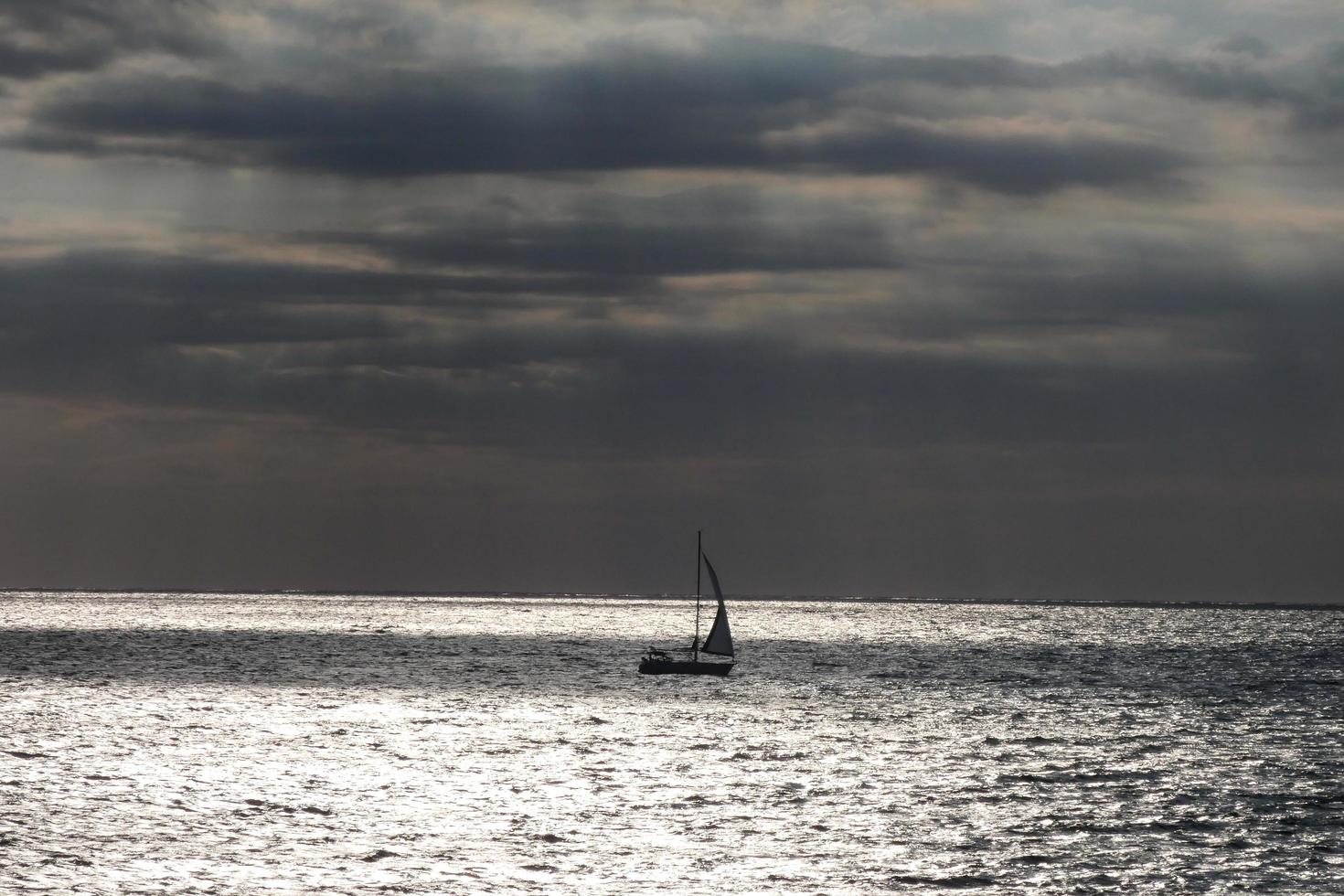 barca a vela andare in barca nel il mediterraneo mare, calma acque foto