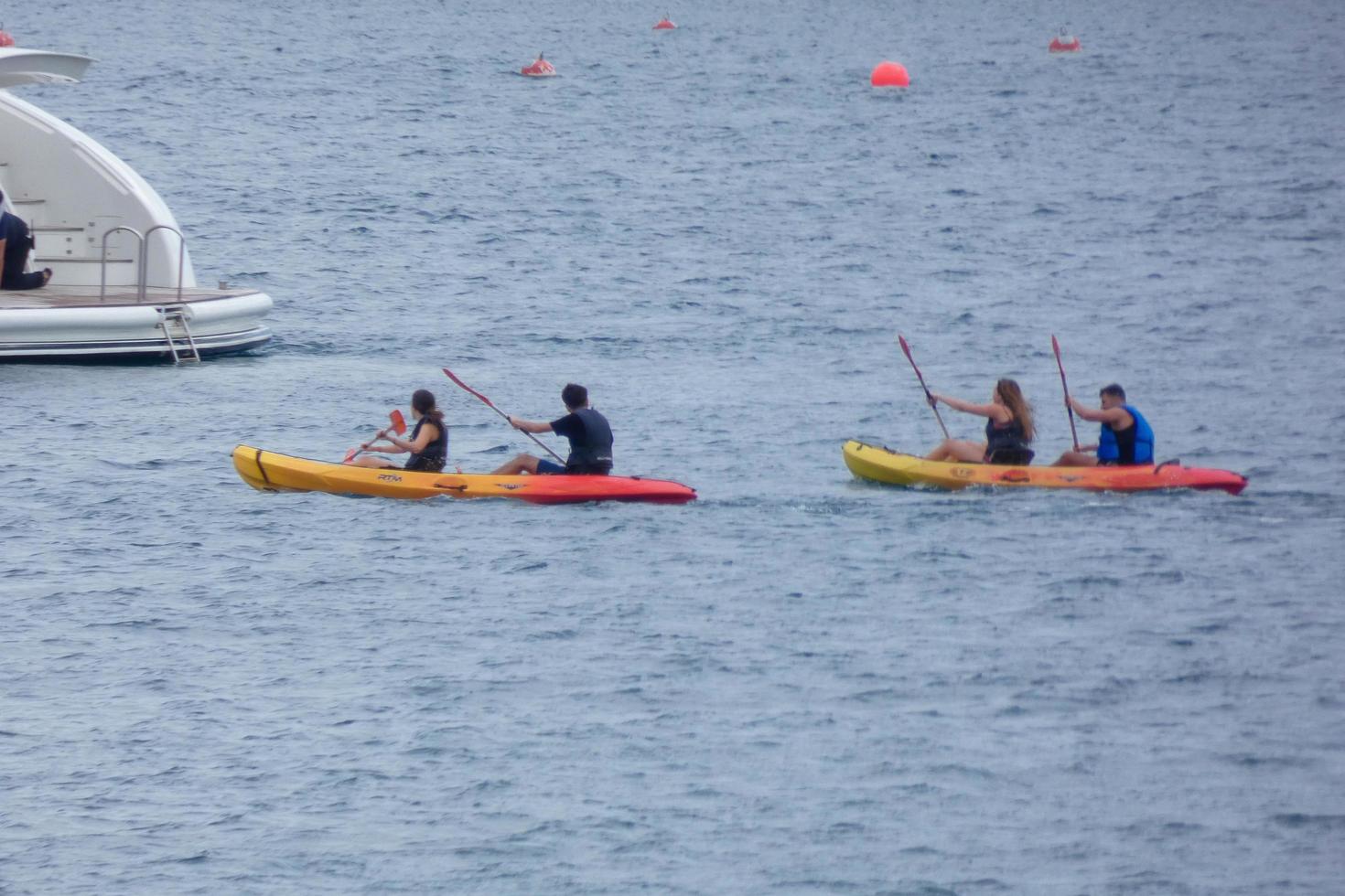 vacanzieri nel kayak fare alcuni sport o visitare spiagge foto