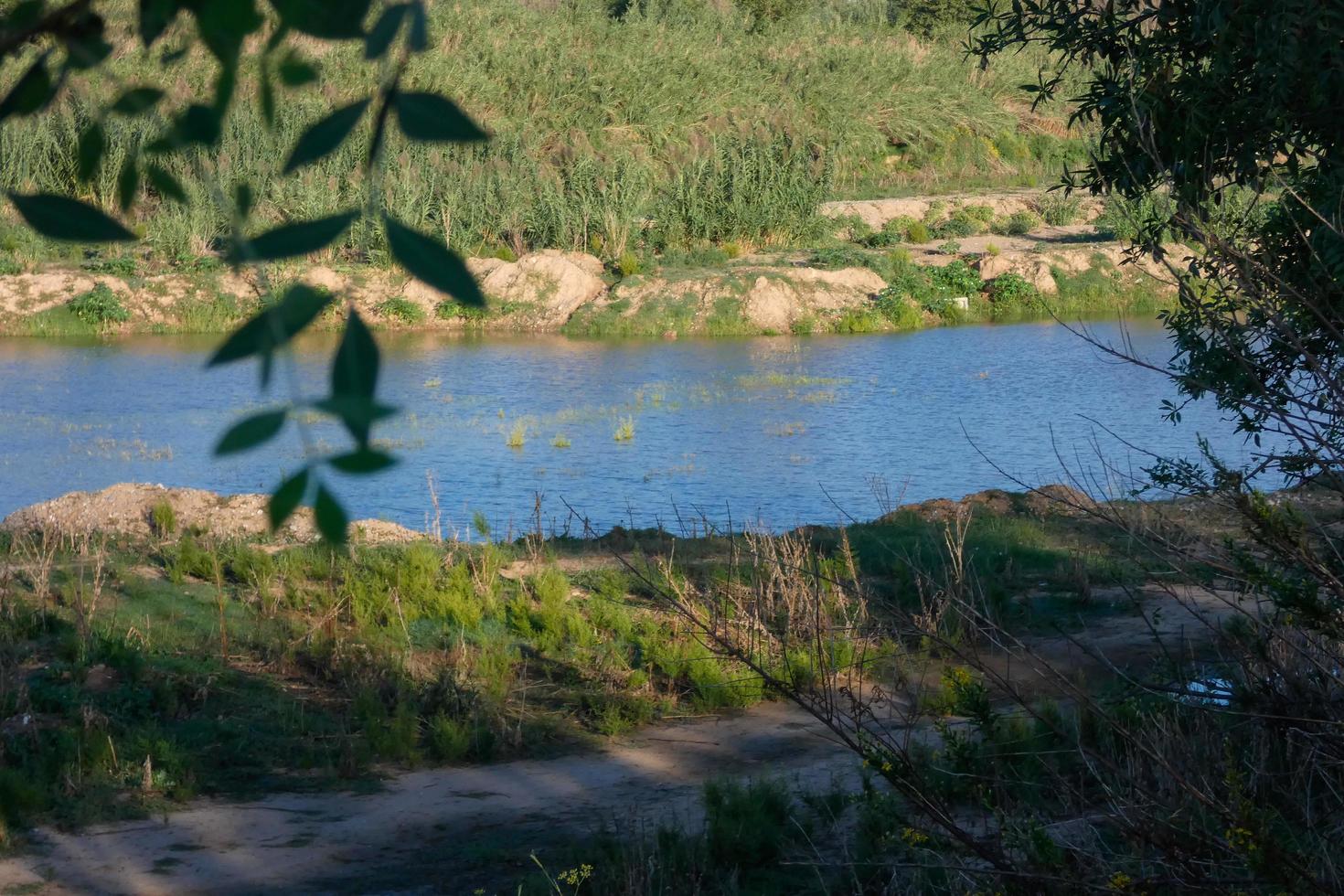 llobregat fiume e adiacente strade nel il baix llobregat regione molto vicino per il città di barcellona. foto