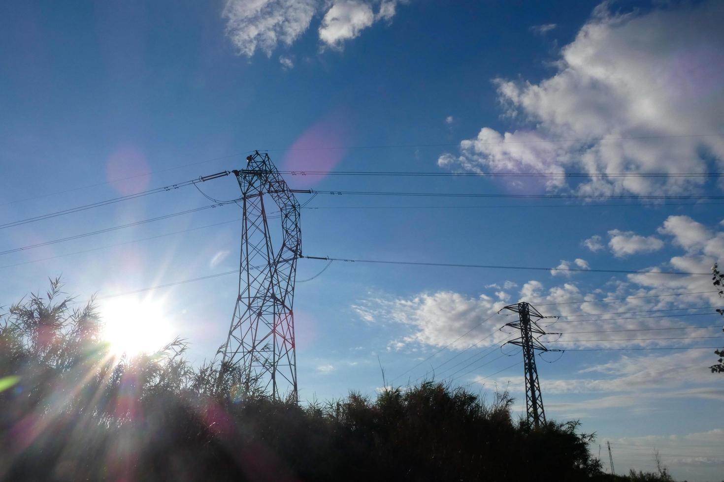 metallo torri, ingegneria lavori quello supporto il rame cavi quello trasportare elettricità. foto