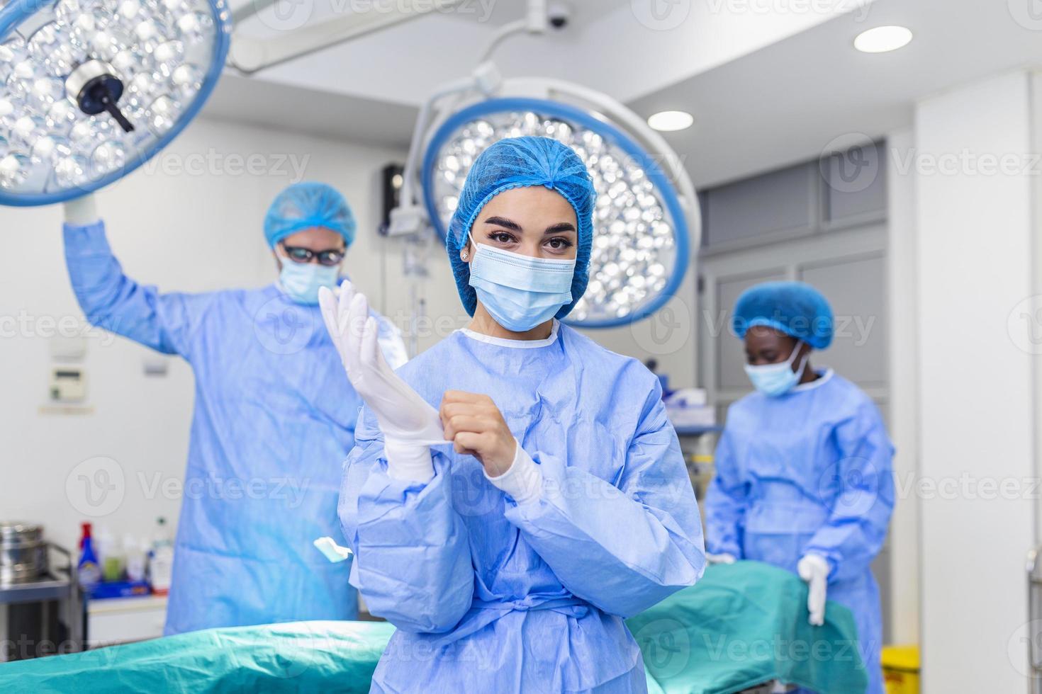 femmina chirurgo con chirurgico maschera a operativo camera. giovane donna medico nel chirurgico uniforme nel ospedale operazione Teatro. foto