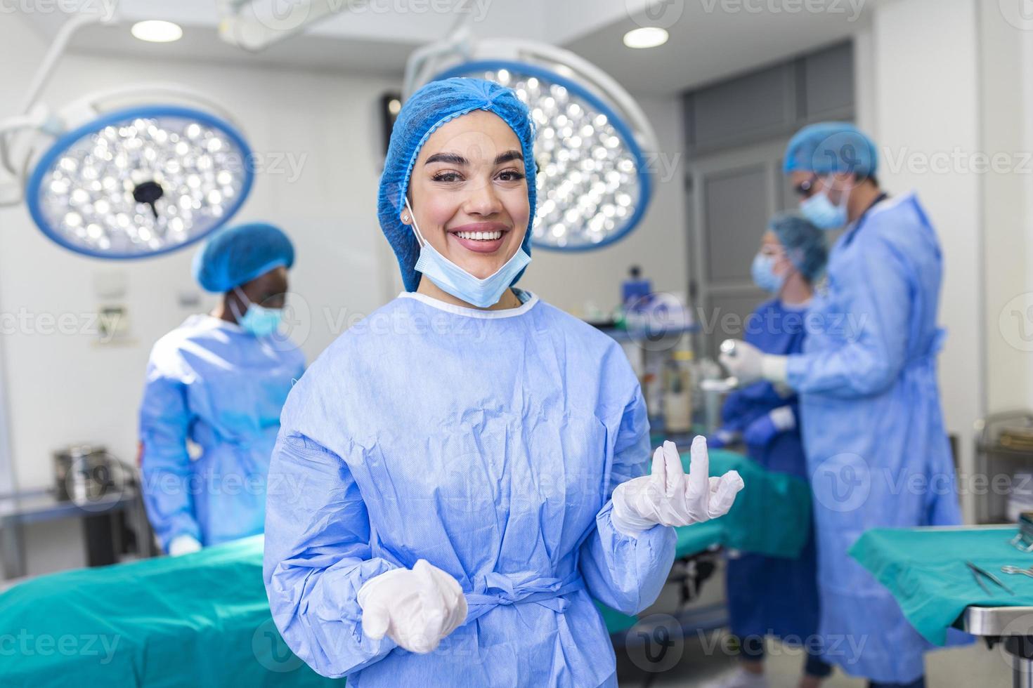 ritratto di contento donna chirurgo in piedi nel operativo camera, pronto per opera su un' paziente. femmina medico lavoratore nel chirurgico uniforme nel operazione Teatro. foto