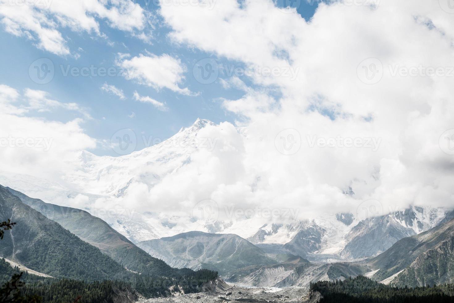 Fata prati nanga parbat blu cielo nuvole bellissimo paesaggio montagne Visualizza foto