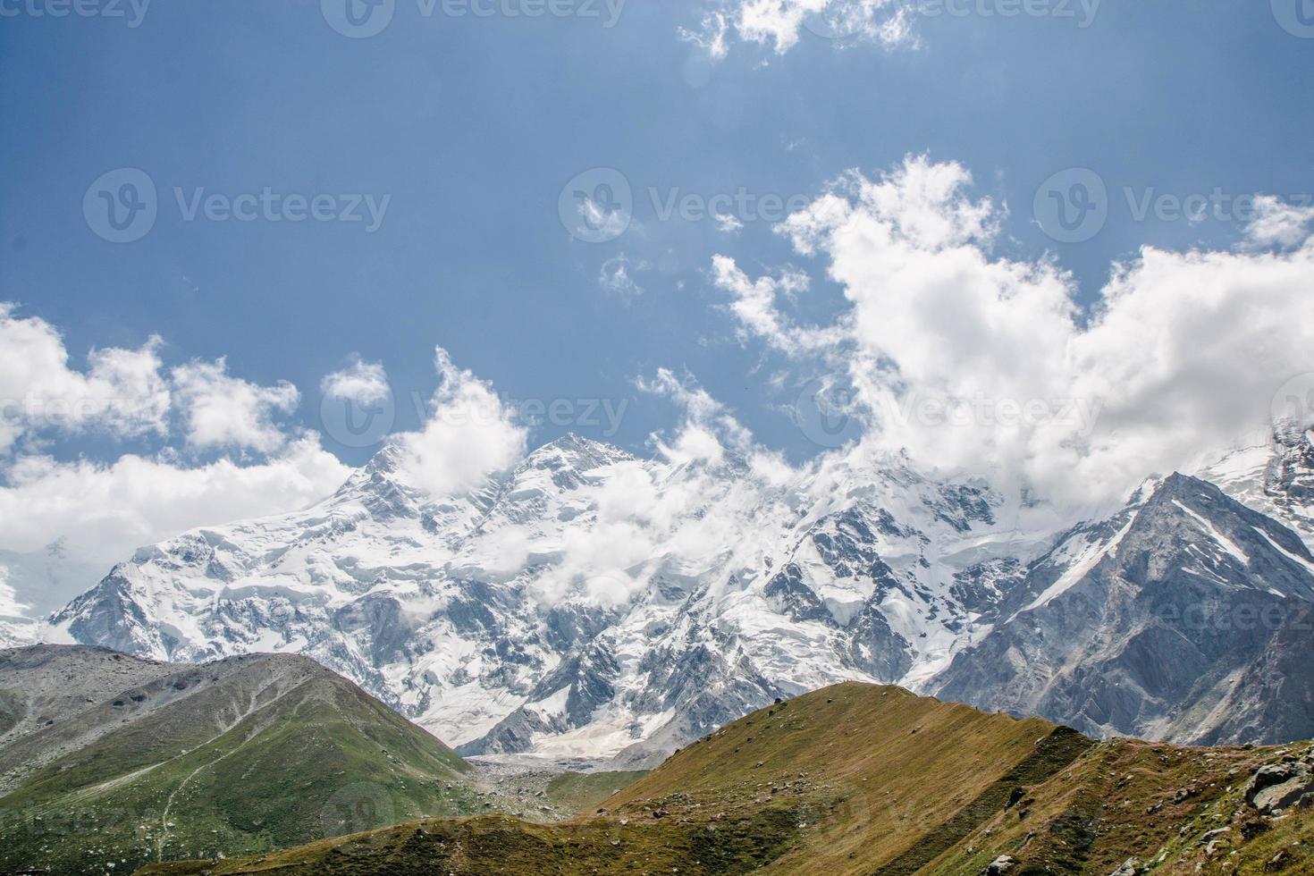 Fata prati nanga parbat blu cielo nuvole bellissimo paesaggio montagne Visualizza foto